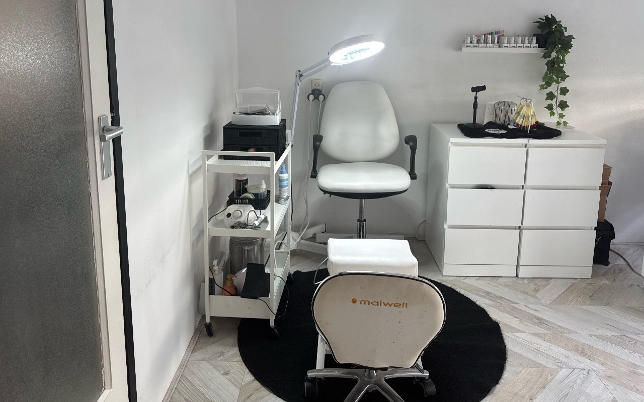 De witte pedicurestoel met trolley en lade in de studio