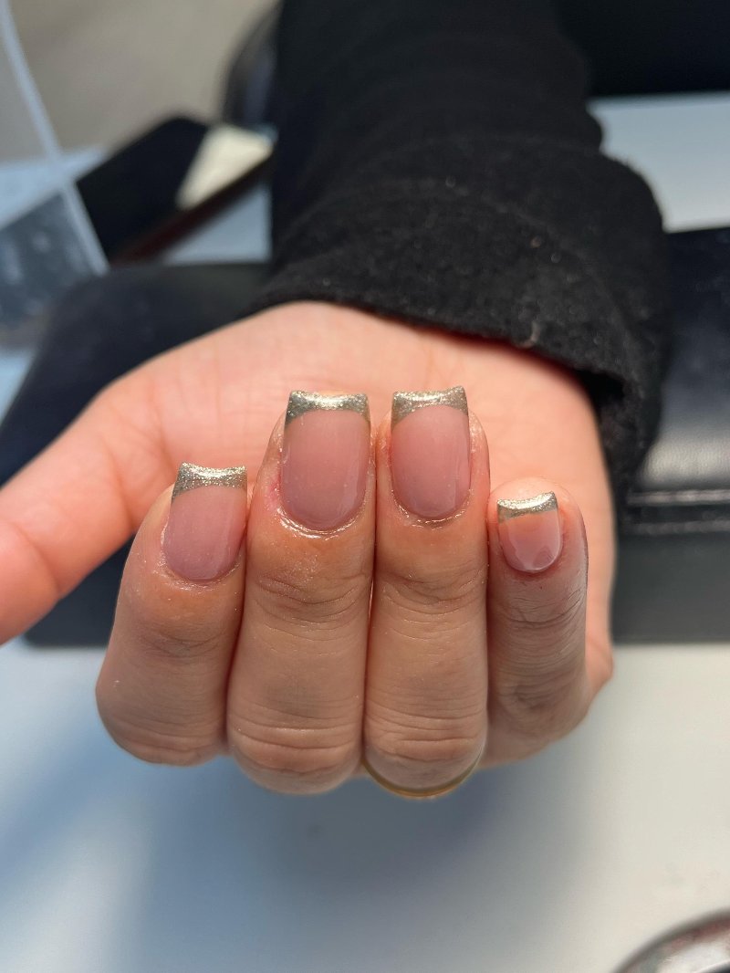 Nude nagels met een zilveren chrome French